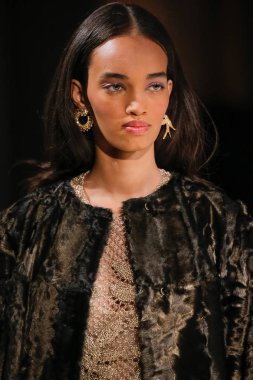 New York, Ny - 12 Şubat: Oscar De La Renta moda pist göstermek Şubat 2018 New York moda haftası da Cunard Binası, 12 Şubat 2018'sırasında New York'ta bir modeli yürür.