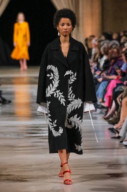 New York, Ny - 12 Şubat: Oscar De La Renta moda pist göstermek Şubat 2018 New York moda haftası da Cunard Binası, 12 Şubat 2018'sırasında New York'ta bir modeli yürür.