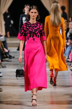 New York, Ny - 12 Şubat: Oscar De La Renta moda pist göstermek Şubat 2018 New York moda haftası da Cunard Binası, 12 Şubat 2018'sırasında New York'ta bir modeli yürür.