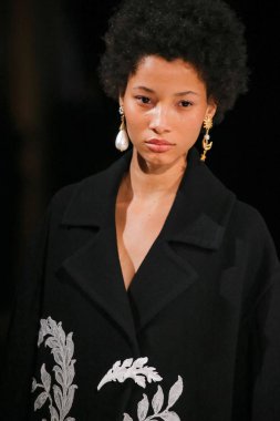 New York, Ny - 12 Şubat: Oscar De La Renta moda pist göstermek Şubat 2018 New York moda haftası da Cunard Binası, 12 Şubat 2018'sırasında New York'ta bir modeli yürür.