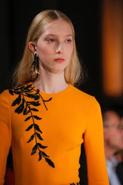 New York, Ny - 12 Şubat: Oscar De La Renta moda pist göstermek Şubat 2018 New York moda haftası da Cunard Binası, 12 Şubat 2018'sırasında New York'ta bir modeli yürür.