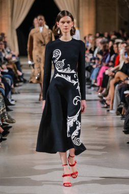 New York, Ny - 12 Şubat: Oscar De La Renta moda pist göstermek Şubat 2018 New York moda haftası da Cunard Binası, 12 Şubat 2018'sırasında New York'ta bir modeli yürür.