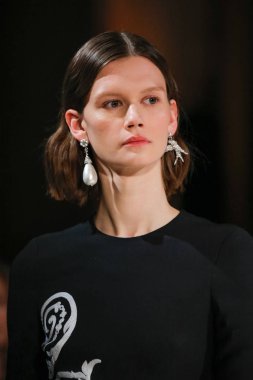 New York, Ny - 12 Şubat: Oscar De La Renta moda pist göstermek Şubat 2018 New York moda haftası da Cunard Binası, 12 Şubat 2018'sırasında New York'ta bir modeli yürür.