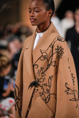 New York, Ny - 12 Şubat: Oscar De La Renta moda pist göstermek Şubat 2018 New York moda haftası da Cunard Binası, 12 Şubat 2018'sırasında New York'ta bir modeli yürür.