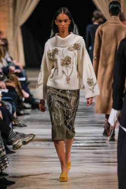 New York, Ny - 12 Şubat: Oscar De La Renta moda pist göstermek Şubat 2018 New York moda haftası da Cunard Binası, 12 Şubat 2018'sırasında New York'ta bir modeli yürür.