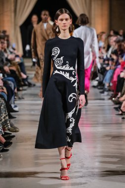 New York, Ny - 12 Şubat: Oscar De La Renta moda pist göstermek Şubat 2018 New York moda haftası da Cunard Binası, 12 Şubat 2018'sırasında New York'ta bir modeli yürür.