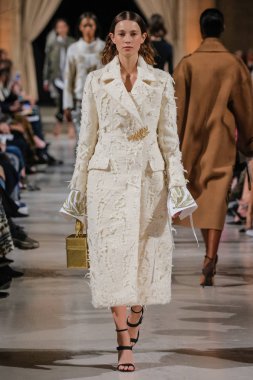 New York, Ny - 12 Şubat: Oscar De La Renta moda pist göstermek Şubat 2018 New York moda haftası da Cunard Binası, 12 Şubat 2018'sırasında New York'ta bir modeli yürür.