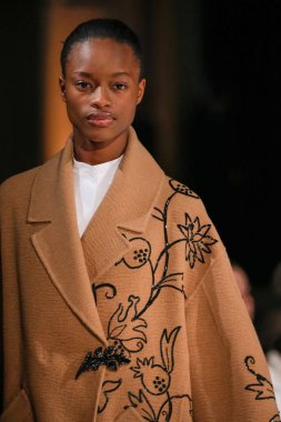 New York, Ny - 12 Şubat: Oscar De La Renta moda pist göstermek Şubat 2018 New York moda haftası da Cunard Binası, 12 Şubat 2018'sırasında New York'ta bir modeli yürür.