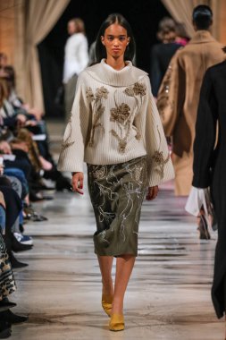 New York, Ny - 12 Şubat: Oscar De La Renta moda pist göstermek Şubat 2018 New York moda haftası da Cunard Binası, 12 Şubat 2018'sırasında New York'ta bir modeli yürür.