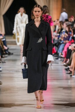 New York, Ny - 12 Şubat: Oscar De La Renta moda pist göstermek Şubat 2018 New York moda haftası da Cunard Binası, 12 Şubat 2018'sırasında New York'ta bir modeli yürür.