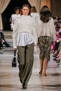 New York, Ny - 12 Şubat: Oscar De La Renta moda pist göstermek Şubat 2018 New York moda haftası da Cunard Binası, 12 Şubat 2018'sırasında New York'ta bir modeli yürür.