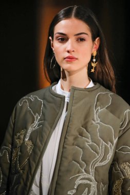 New York, Ny - 12 Şubat: Oscar De La Renta moda pist göstermek Şubat 2018 New York moda haftası da Cunard Binası, 12 Şubat 2018'sırasında New York'ta bir modeli yürür.