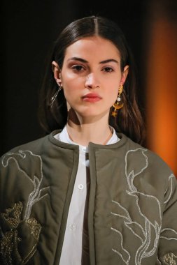 New York, Ny - 12 Şubat: Oscar De La Renta moda pist göstermek Şubat 2018 New York moda haftası da Cunard Binası, 12 Şubat 2018'sırasında New York'ta bir modeli yürür.