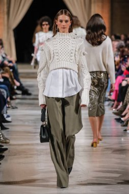 New York, Ny - 12 Şubat: Oscar De La Renta moda pist göstermek Şubat 2018 New York moda haftası da Cunard Binası, 12 Şubat 2018'sırasında New York'ta bir modeli yürür.