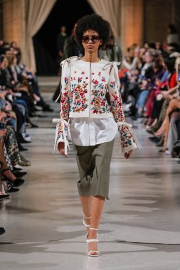 New York, Ny - 12 Şubat: Oscar De La Renta moda pist göstermek Şubat 2018 New York moda haftası da Cunard Binası, 12 Şubat 2018'sırasında New York'ta bir modeli yürür.