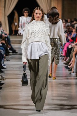 New York, Ny - 12 Şubat: Oscar De La Renta moda pist göstermek Şubat 2018 New York moda haftası da Cunard Binası, 12 Şubat 2018'sırasında New York'ta bir modeli yürür.