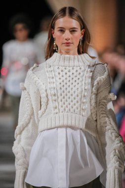 New York, Ny - 12 Şubat: Oscar De La Renta moda pist göstermek Şubat 2018 New York moda haftası da Cunard Binası, 12 Şubat 2018'sırasında New York'ta bir modeli yürür.