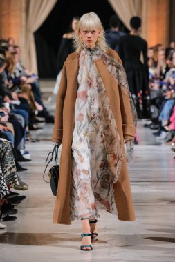 New York, Ny - 12 Şubat: Oscar De La Renta moda pist göstermek Şubat 2018 New York moda haftası da Cunard Binası, 12 Şubat 2018'sırasında New York'ta bir modeli yürür.