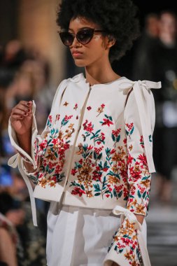 New York, Ny - 12 Şubat: Oscar De La Renta moda pist göstermek Şubat 2018 New York moda haftası da Cunard Binası, 12 Şubat 2018'sırasında New York'ta bir modeli yürür.