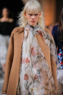 New York, Ny - 12 Şubat: Oscar De La Renta moda pist göstermek Şubat 2018 New York moda haftası da Cunard Binası, 12 Şubat 2018'sırasında New York'ta bir modeli yürür.