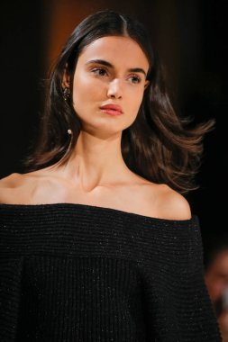 New York, Ny - 12 Şubat: Oscar De La Renta moda pist göstermek Şubat 2018 New York moda haftası da Cunard Binası, 12 Şubat 2018'sırasında New York'ta bir modeli yürür.