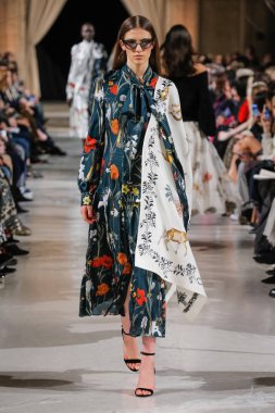 New York, Ny - 12 Şubat: Oscar De La Renta moda pist göstermek Şubat 2018 New York moda haftası da Cunard Binası, 12 Şubat 2018'sırasında New York'ta bir modeli yürür.