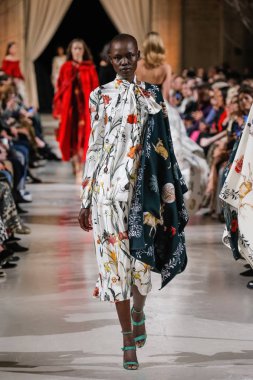 New York, Ny - 12 Şubat: Oscar De La Renta moda pist göstermek Şubat 2018 New York moda haftası da Cunard Binası, 12 Şubat 2018'sırasında New York'ta bir modeli yürür.
