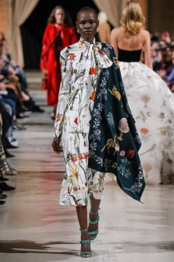 New York, Ny - 12 Şubat: Oscar De La Renta moda pist göstermek Şubat 2018 New York moda haftası da Cunard Binası, 12 Şubat 2018'sırasında New York'ta bir modeli yürür.