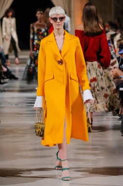 New York, Ny - 12 Şubat: Oscar De La Renta moda pist göstermek Şubat 2018 New York moda haftası da Cunard Binası, 12 Şubat 2018'sırasında New York'ta bir modeli yürür.