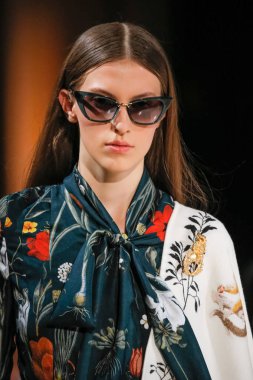 New York, Ny - 12 Şubat: Oscar De La Renta moda pist göstermek Şubat 2018 New York moda haftası da Cunard Binası, 12 Şubat 2018'sırasında New York'ta bir modeli yürür.