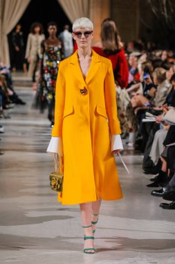 New York, Ny - 12 Şubat: Oscar De La Renta moda pist göstermek Şubat 2018 New York moda haftası da Cunard Binası, 12 Şubat 2018'sırasında New York'ta bir modeli yürür.