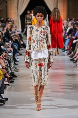 New York, Ny - 12 Şubat: Oscar De La Renta moda pist göstermek Şubat 2018 New York moda haftası da Cunard Binası, 12 Şubat 2018'sırasında New York'ta bir modeli yürür.