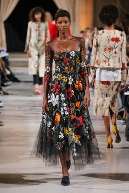 New York, Ny - 12 Şubat: Oscar De La Renta moda pist göstermek Şubat 2018 New York moda haftası da Cunard Binası, 12 Şubat 2018'sırasında New York'ta bir modeli yürür.