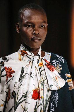 New York, Ny - 12 Şubat: Oscar De La Renta moda pist göstermek Şubat 2018 New York moda haftası da Cunard Binası, 12 Şubat 2018'sırasında New York'ta bir modeli yürür.