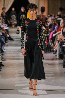 New York, Ny - 12 Şubat: Oscar De La Renta moda pist göstermek Şubat 2018 New York moda haftası da Cunard Binası, 12 Şubat 2018'sırasında New York'ta bir modeli yürür.