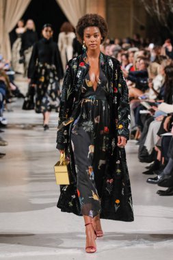 New York, Ny - 12 Şubat: Oscar De La Renta moda pist göstermek Şubat 2018 New York moda haftası da Cunard Binası, 12 Şubat 2018'sırasında New York'ta bir modeli yürür.