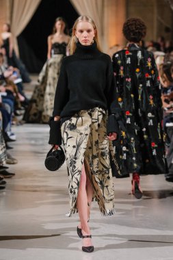 New York, Ny - 12 Şubat: Oscar De La Renta moda pist göstermek Şubat 2018 New York moda haftası da Cunard Binası, 12 Şubat 2018'sırasında New York'ta bir modeli yürür.
