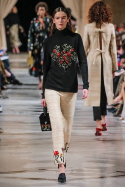 New York, Ny - 12 Şubat: Oscar De La Renta moda pist göstermek Şubat 2018 New York moda haftası da Cunard Binası, 12 Şubat 2018'sırasında New York'ta bir modeli yürür.