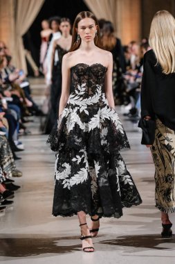 New York, Ny - 12 Şubat: Oscar De La Renta moda pist göstermek Şubat 2018 New York moda haftası da Cunard Binası, 12 Şubat 2018'sırasında New York'ta bir modeli yürür.