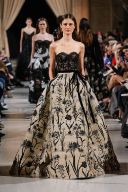 New York, Ny - 12 Şubat: Oscar De La Renta moda pist göstermek Şubat 2018 New York moda haftası da Cunard Binası, 12 Şubat 2018'sırasında New York'ta bir modeli yürür.
