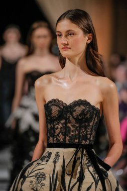 New York, Ny - 12 Şubat: Oscar De La Renta moda pist göstermek Şubat 2018 New York moda haftası da Cunard Binası, 12 Şubat 2018'sırasında New York'ta bir modeli yürür.