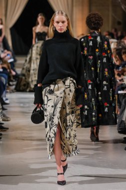 New York, Ny - 12 Şubat: Oscar De La Renta moda pist göstermek Şubat 2018 New York moda haftası da Cunard Binası, 12 Şubat 2018'sırasında New York'ta bir modeli yürür.