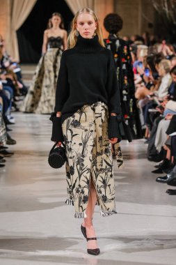 New York, Ny - 12 Şubat: Oscar De La Renta moda pist göstermek Şubat 2018 New York moda haftası da Cunard Binası, 12 Şubat 2018'sırasında New York'ta bir modeli yürür.