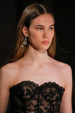 New York, Ny - 12 Şubat: Oscar De La Renta moda pist göstermek Şubat 2018 New York moda haftası da Cunard Binası, 12 Şubat 2018'sırasında New York'ta bir modeli yürür.