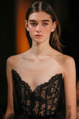 New York, Ny - 12 Şubat: Oscar De La Renta moda pist göstermek Şubat 2018 New York moda haftası da Cunard Binası, 12 Şubat 2018'sırasında New York'ta bir modeli yürür.