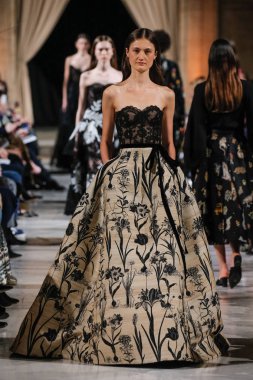 New York, Ny - 12 Şubat: Oscar De La Renta moda pist göstermek Şubat 2018 New York moda haftası da Cunard Binası, 12 Şubat 2018'sırasında New York'ta bir modeli yürür.