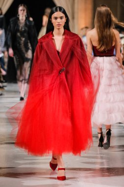 New York, Ny - 12 Şubat: Oscar De La Renta moda pist göstermek Şubat 2018 New York moda haftası da Cunard Binası, 12 Şubat 2018'sırasında New York'ta bir modeli yürür.