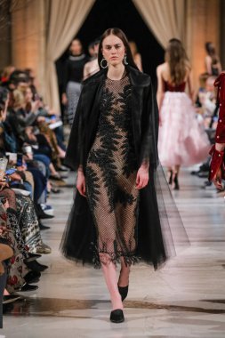 New York, Ny - 12 Şubat: Oscar De La Renta moda pist göstermek Şubat 2018 New York moda haftası da Cunard Binası, 12 Şubat 2018'sırasında New York'ta bir modeli yürür.