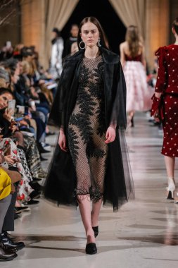 New York, Ny - 12 Şubat: Oscar De La Renta moda pist göstermek Şubat 2018 New York moda haftası da Cunard Binası, 12 Şubat 2018'sırasında New York'ta bir modeli yürür.