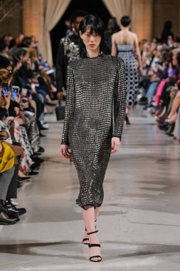 New York, Ny - 12 Şubat: Oscar De La Renta moda pist göstermek Şubat 2018 New York moda haftası da Cunard Binası, 12 Şubat 2018'sırasında New York'ta bir modeli yürür.